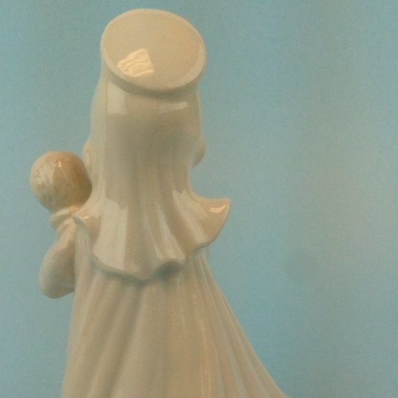 Mary and Baby Jesus Figurine - Picture 5 of 12
